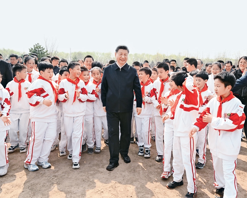 2024年4月3日，黨和國家領(lǐng)導(dǎo)人習(xí)近平、李強(qiáng)、趙樂際、王滬寧、蔡奇、丁薛祥、李希、韓正等來到北京市通州區(qū)潞城鎮(zhèn)參加首都義務(wù)植樹活動。這是習(xí)近平同少先隊員在一起。 新華社記者 李學(xué)仁/攝