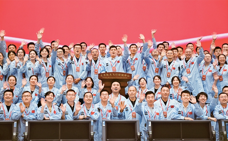 嫦娥六號(hào)完成了人類(lèi)歷史上首次月球背面采樣，突破了多項(xiàng)關(guān)鍵技術(shù)，是我國(guó)建設(shè)航天強(qiáng)國(guó)、科技強(qiáng)國(guó)取得的又一標(biāo)志性成果，是我國(guó)探月工程的重要里程碑。圖為2024年6月25日，嫦娥六號(hào)任務(wù)圓滿成功后，工作人員在北京航天飛行控制中心合影。 新華社記者 金良快/攝