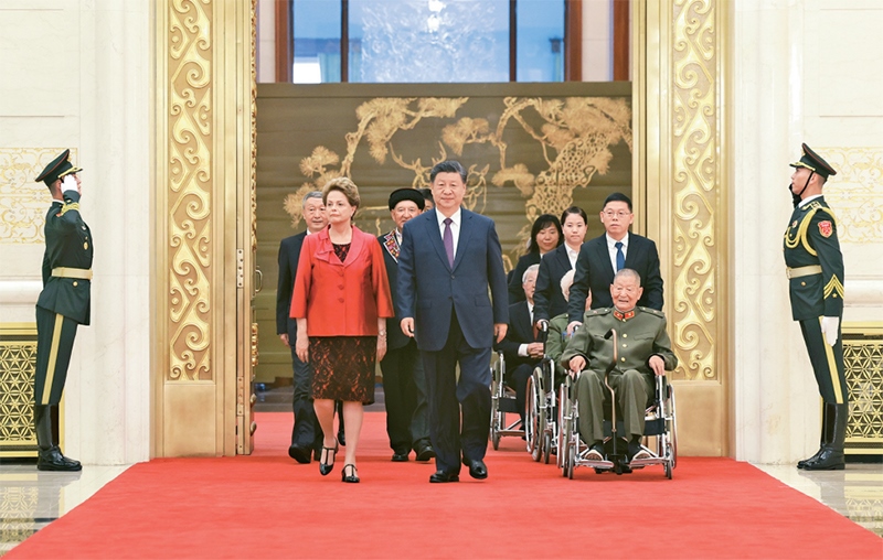 2024年9月29日，中華人民共和國國家勛章和國家榮譽(yù)稱號頒授儀式在北京人民大會堂金色大廳隆重舉行。中共中央總書記、國家主席、中央軍委主席習(xí)近平同國家勛章和國家榮譽(yù)稱號獲得者一同步入會場。 新華社記者 王曄/攝
