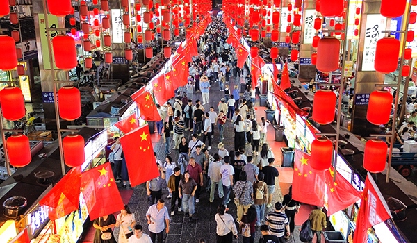 國慶臨近，河南省洛陽市老城歷史文化街區(qū)裝扮一新，國旗招展，處處洋溢著濃厚的國慶節(jié)日氛圍。來源：人民圖片網(wǎng)