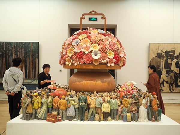 2024年9月28日，觀眾在中國美術館參觀“慶祝中華人民共和國成立75周年——第十四屆全國美術作品展覽進京作品展”。杜建坡攝。來源：人民圖片網(wǎng)