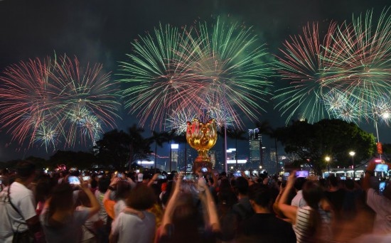 10月1日晚，香港國(guó)慶煙花匯演在維多利亞港舉行，慶祝中華人民共和國(guó)成立75周年。新華社記者 陳鐸 攝
