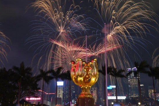 10月1日晚，香港國(guó)慶煙花匯演在維多利亞港舉行，慶祝中華人民共和國(guó)成立75周年。新華社記者 陳鐸 攝