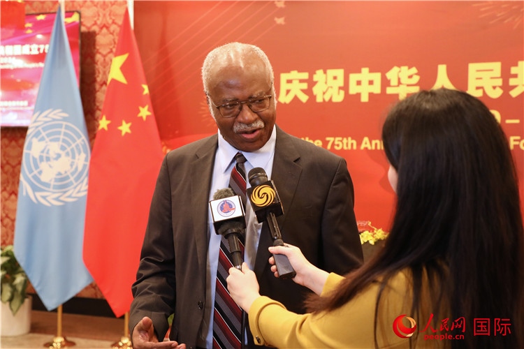 聯(lián)大主席菲勒蒙在招待會現(xiàn)場接受媒體采訪，他向中國政府和人民致以節(jié)日祝賀，表示中國的發(fā)展成就令人驚嘆。人民網(wǎng)記者 李志偉攝