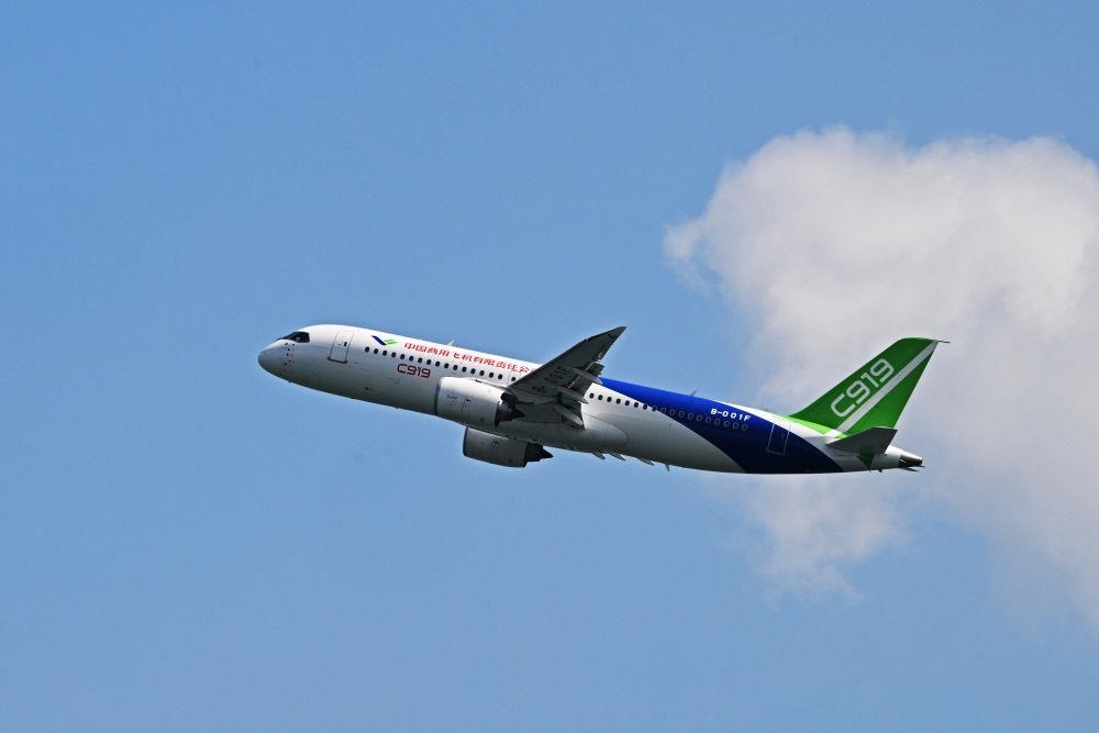 2024年2月18日，中國國產(chǎn)大型客機C919在新加坡航展開幕前進行預(yù)演飛行。