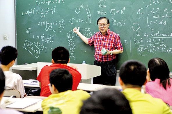 姚期智為清華大學(xué)學(xué)生授課。