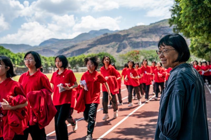 2024年6月7日，高考第一天，云南麗江華坪女高校長張桂梅組織走出考場的學(xué)生準(zhǔn)備返回學(xué)校。