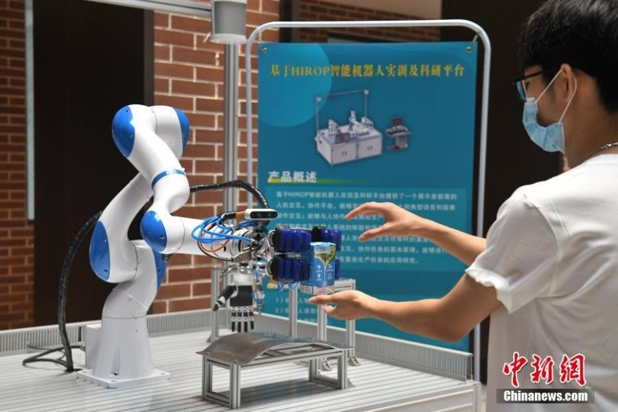  資料圖：高校為學(xué)生打造先進(jìn)科研平臺。中新社記者 陳楚紅 攝