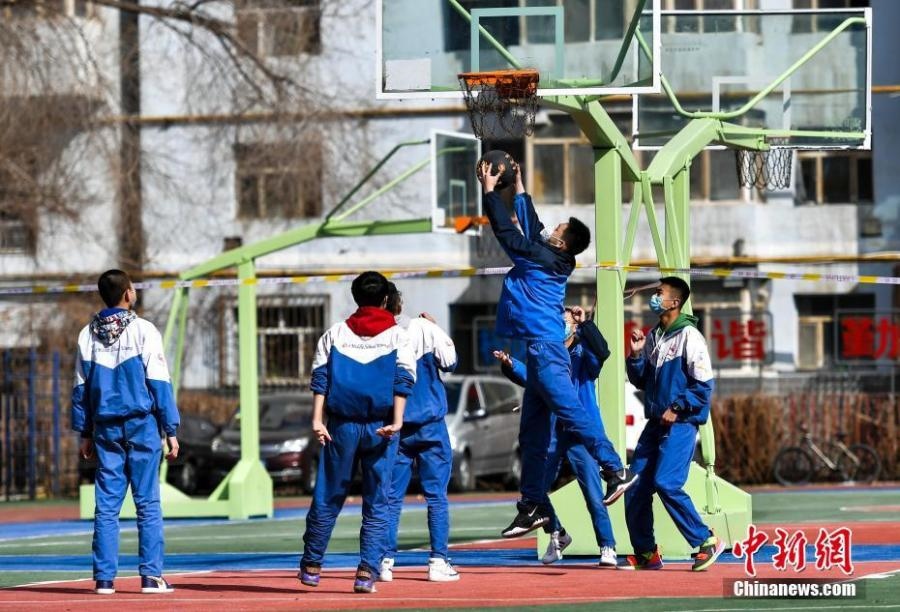 資料圖：初中生在課間休息時打籃球。中新社記者 劉新 攝