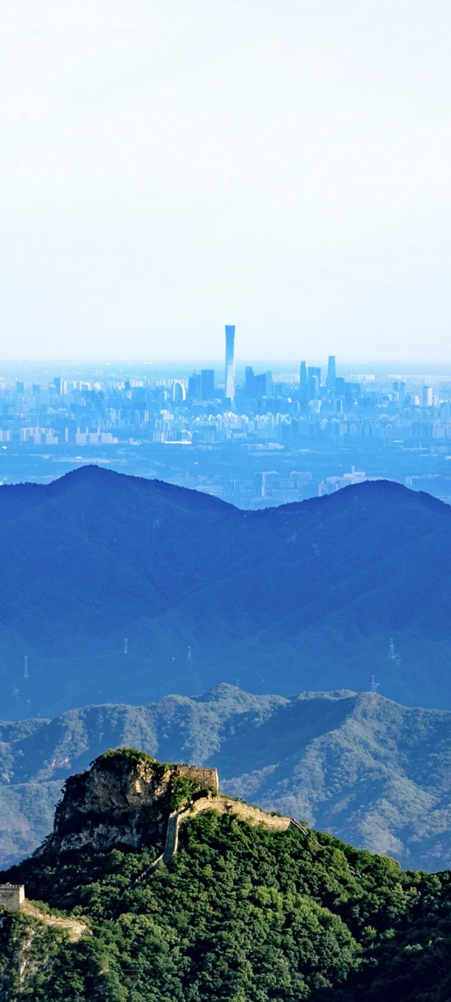 從長城上遠(yuǎn)眺，北京中央商務(wù)區(qū)清晰可見。（攝影：魯夢晗 王佰龍）