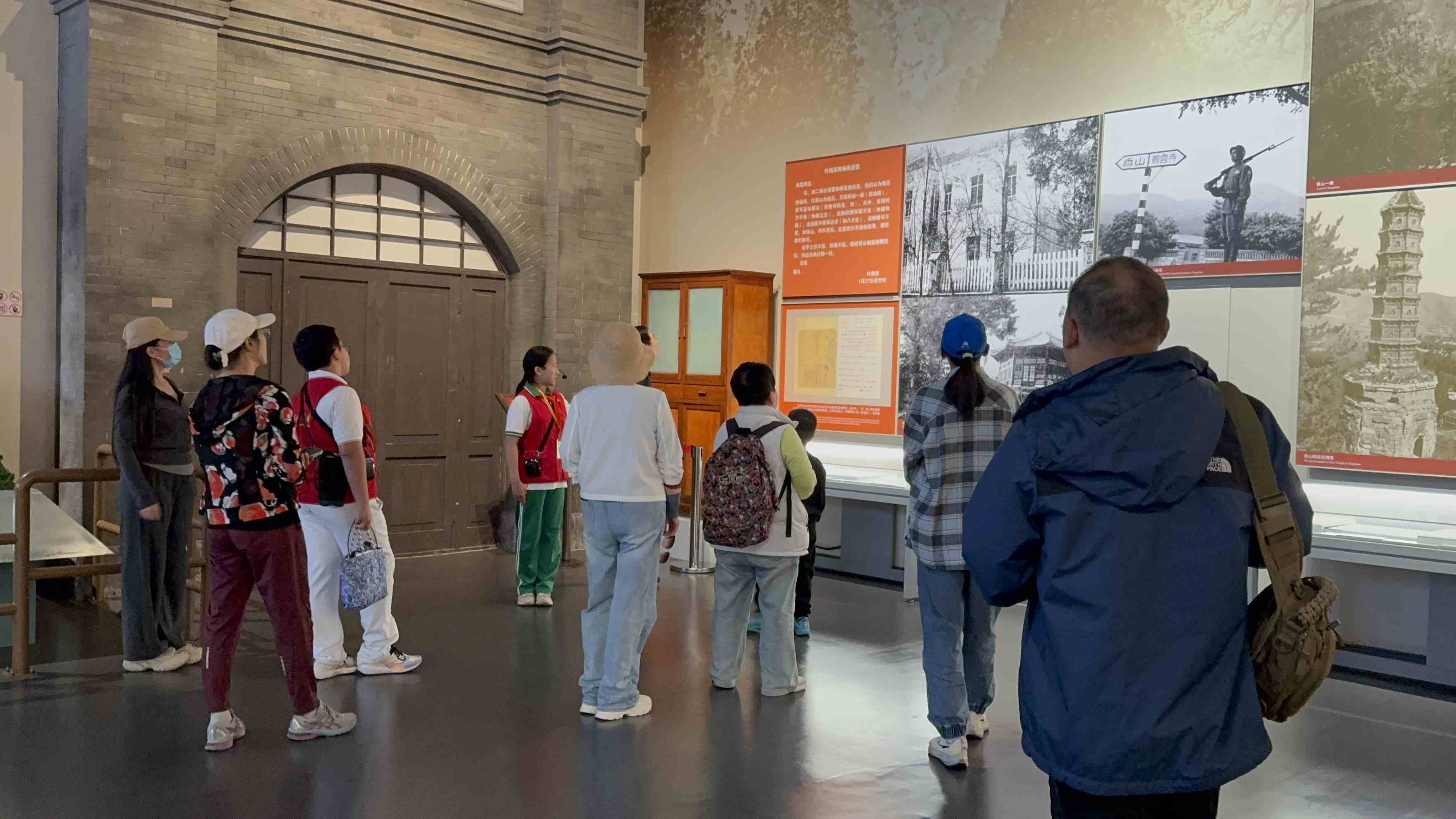 10月4日，北京香山革命紀念館內，一名“紅領巾志愿者”正在為參觀者講解。人民網(wǎng)記者 劉微攝