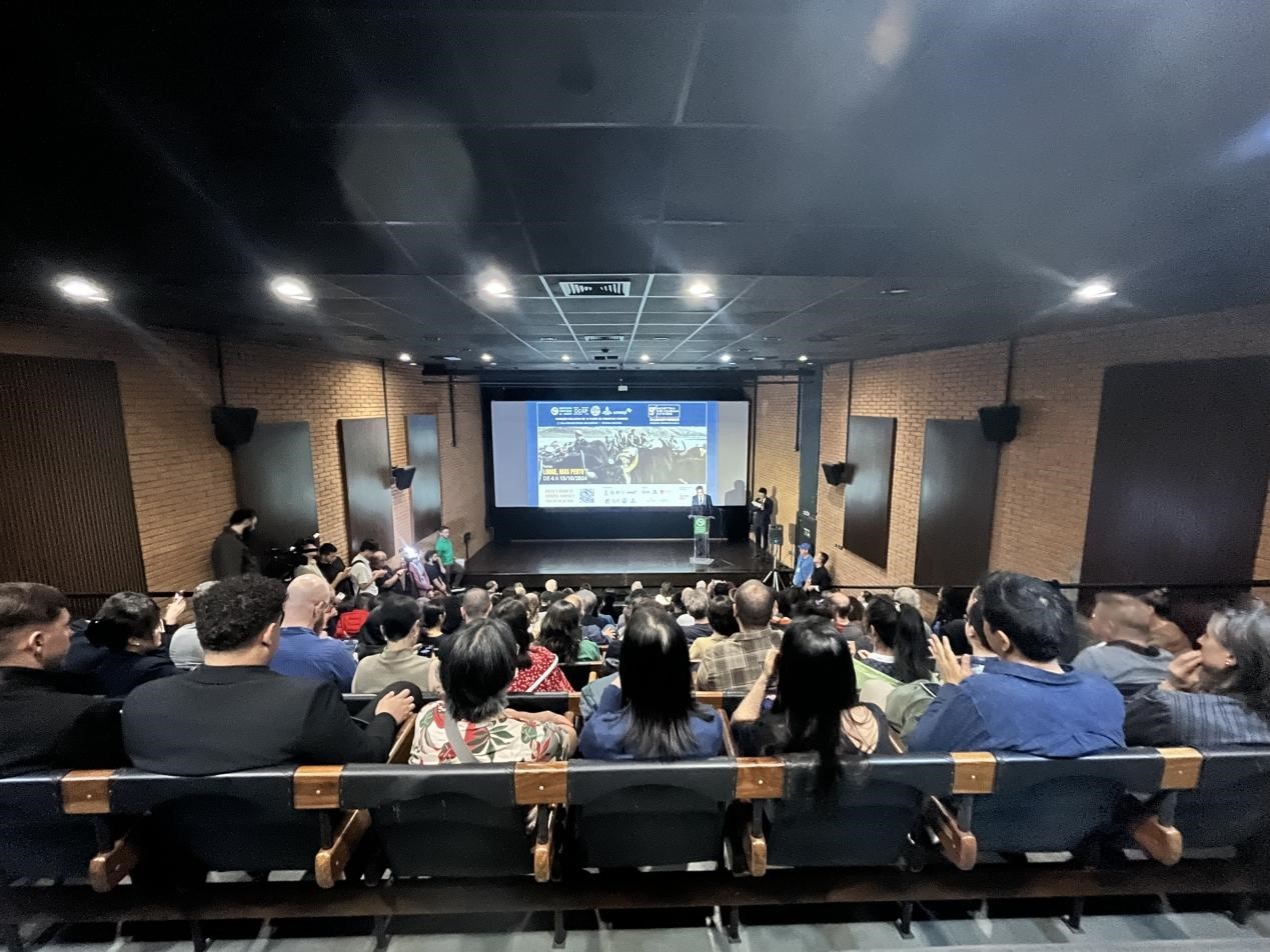 當?shù)貢r間10月3日晚，由巴西圣保羅州立大學(xué)孔子學(xué)院舉辦的第九屆圣保羅中國電影展在圣保羅文化中心拉開帷幕。巴西圣保羅州立大學(xué)孔子學(xué)院供圖