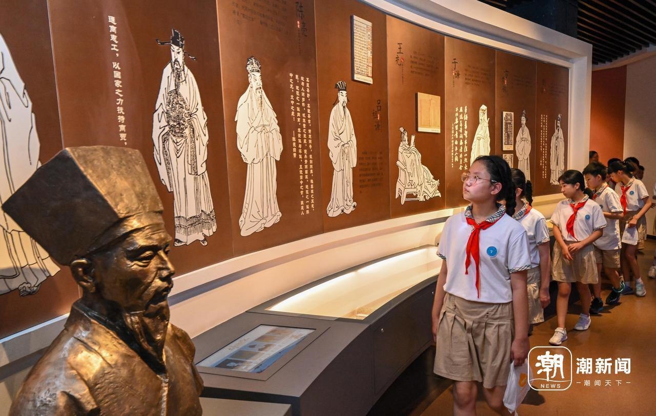 來(lái)自杭州市政苑小學(xué)的學(xué)生走進(jìn)浙江省檔案館“大寫(xiě)浙江人”展廳，近距離“觸摸”歷史、走進(jìn)榜樣、聆聽(tīng)故事，激發(fā)愛(ài)黨愛(ài)國(guó)愛(ài)家熱情。記者 董旭明 攝