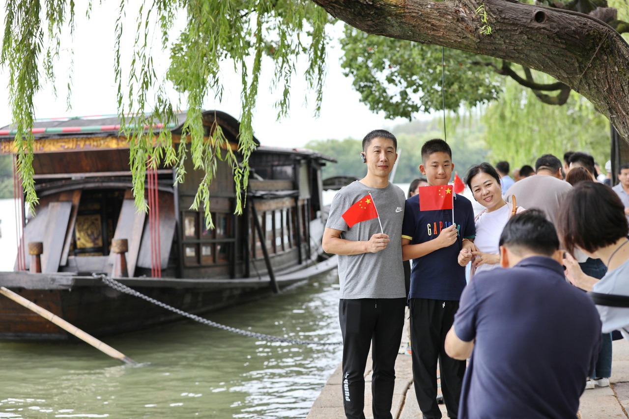 10月1日，市民在浙江省嘉興市南湖景區(qū)參加游園活動(dòng)。新華社發(fā) 金鵬 攝