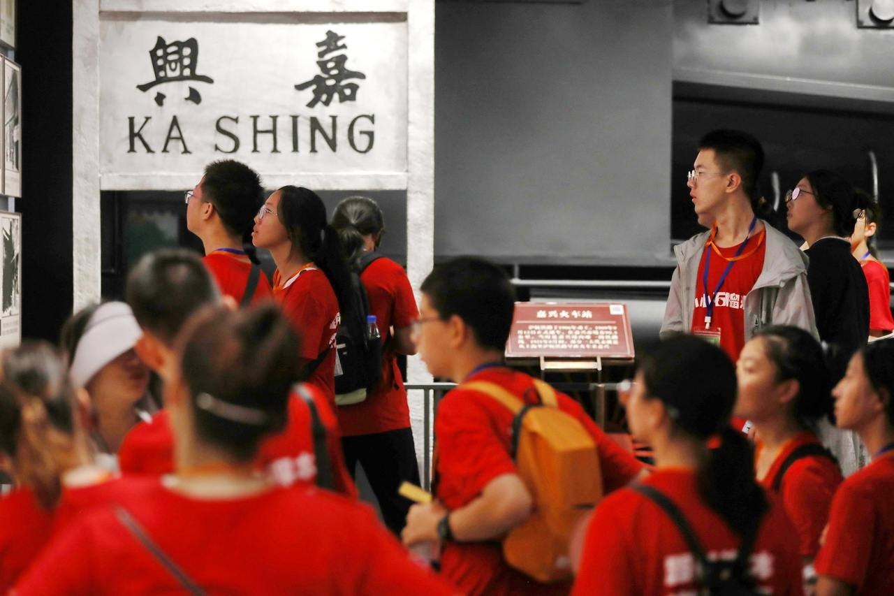 青少年參觀嘉興市南湖革命紀(jì)念館。拍友 金鵬 攝
