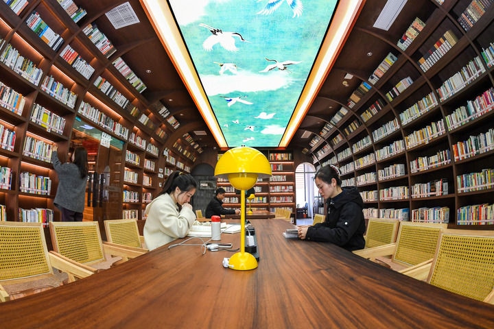 2024年1月4日，讀者在江西省宜春市袁州區(qū)珠泉街道獅子山公園城市書房內(nèi)閱讀、學(xué)習(xí)。新華社發(fā)（周亮 攝）