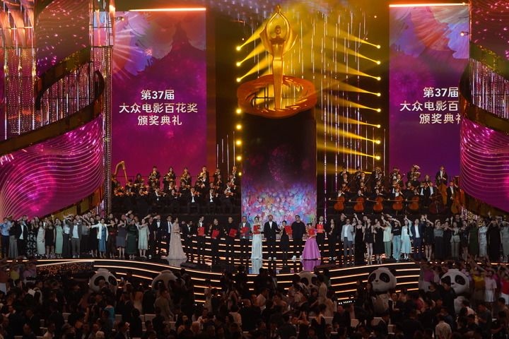 2024年8月4日，在四川成都，第37屆大眾電影百花獎獲獎?wù)吆痛蟊娫u審在舞臺上合影。新華社記者 唐文豪 攝