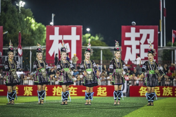 2024年9月28日，榕江縣侗族大歌隊的演員們在“村超”足球場上表演。當(dāng)日，“發(fā)現(xiàn)中國之美·相約貴州村超”國際友誼賽在貴州省黔東南苗族侗族自治州榕江縣的“村超”足球場舉行。新華社記者 陶亮 攝