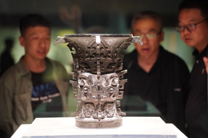 2024年5月9日，游客在陜西寶雞青銅器博物院內(nèi)參觀西周文物何尊。新華社記者 邵瑞 攝