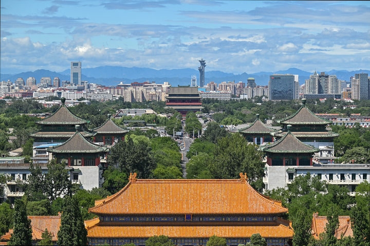 從景山上沿著北京中軸線向北眺望鼓樓（2024年8月12日攝）。新華社記者 李鑫 攝