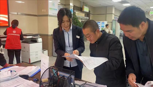 四川省成都市溫江區(qū)市場監(jiān)管局工作人員為群眾提供幫辦服務(wù)。圖片來源：人民網(wǎng)四川頻道