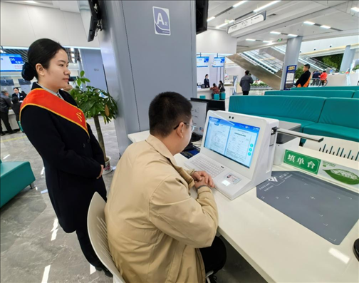 湖北省赤壁市市民在辦事人員的指導(dǎo)下填寫相關(guān)信息。圖片來源：人民網(wǎng)湖北頻道