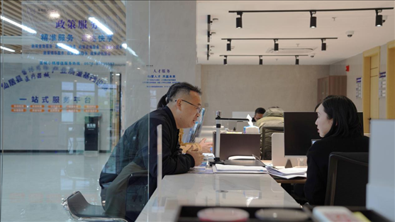 浙江省臺州市辦事群眾在政務(wù)服務(wù)中心咨詢業(yè)務(wù)辦理相關(guān)問題。圖片來源：人民網(wǎng)浙江頻道