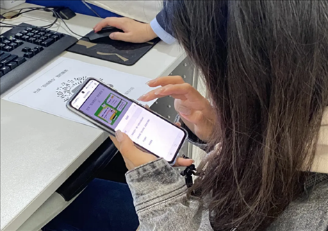 趙女士用手機掃碼預(yù)約幫辦服務(wù)。圖片來源：微信公眾號“上海市普陀區(qū)政務(wù)服務(wù)中心”