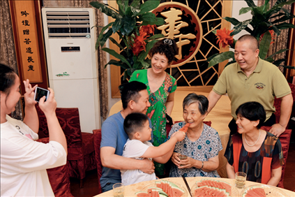 2019年9月13日，浙江南潯久安老年城餐廳， 84歲的沈?qū)W安老人（前右二）和前來(lái)看望她的親人歡聚