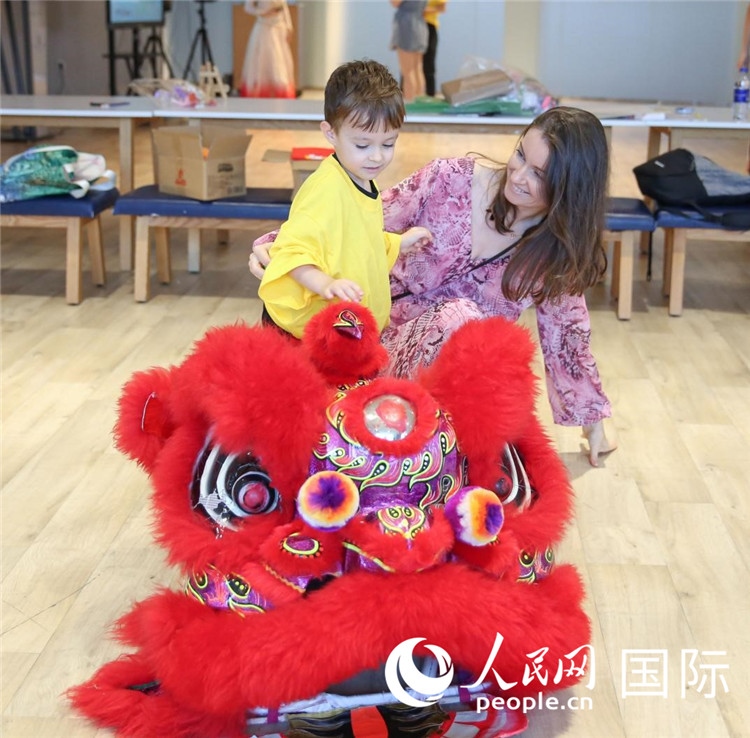 一名兒童在感受舞獅。人民網(wǎng)中東中心分社塔里克·易卜拉欣攝
