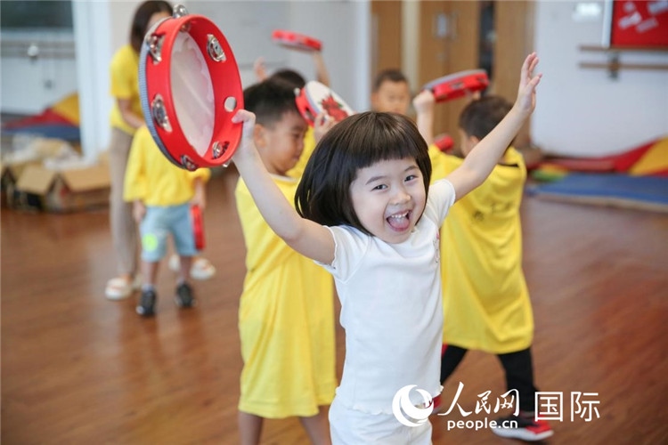一名華裔兒童在參加音樂課程。人民網(wǎng)中東中心分社塔里克·易卜拉欣攝