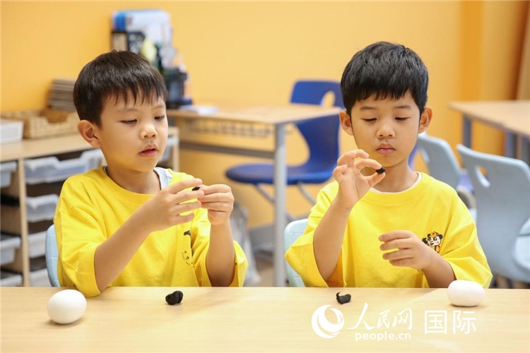 做手工。人民網(wǎng)中東中心分社塔里克·易卜拉欣攝