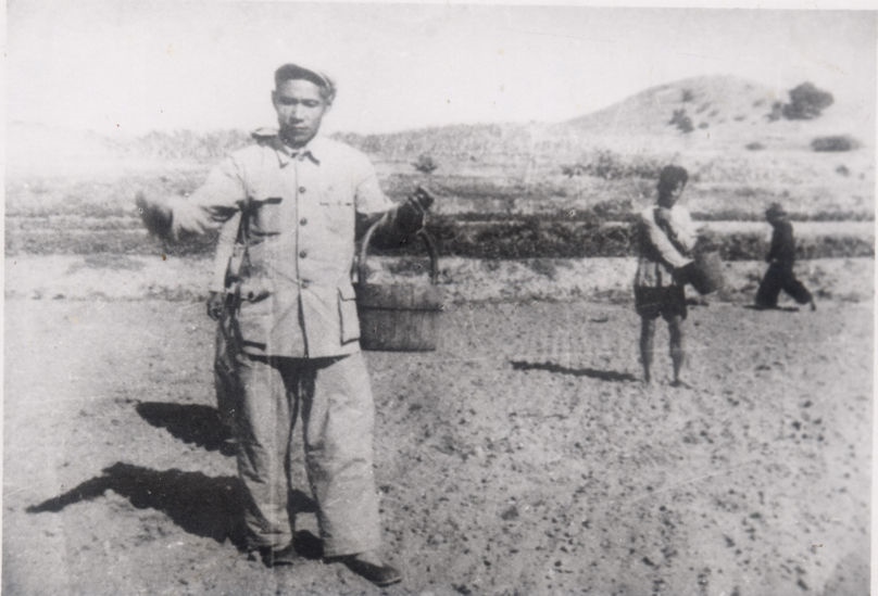 谷文昌（左）在田間與農(nóng)民一起勞動(dòng)（資料照片）。