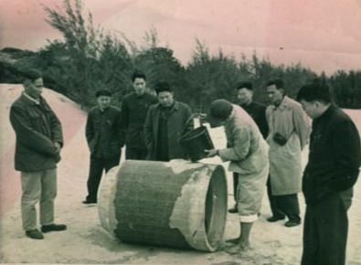 谷文昌（左一）與工程技術(shù)人員解決地下水供給（資料照片）。谷文昌帶領(lǐng)群眾修建了22座水庫和705處永久性水利工程，緩解了東山縣水資源極度缺乏的難題。