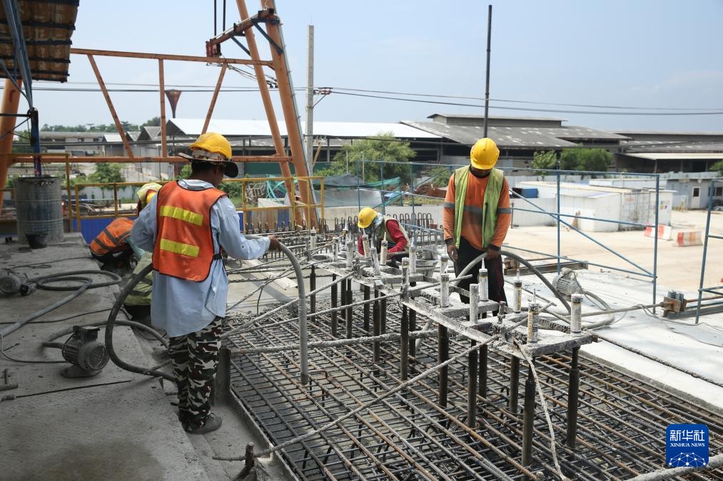 10月11日，工人在位于泰國大城府的中泰高鐵項目4-3標段施工現(xiàn)場作業(yè)。新華社記者 孫瑋彤 攝