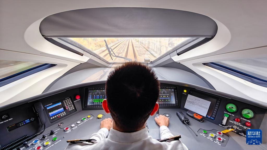 9月12日，司機駕駛高速動車組列車行駛在雅萬高鐵上（手機照片）。新華社記者 徐欽 攝