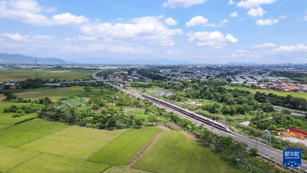 4月17日，在印度尼西亞萬隆，雅萬高鐵高速動車組列車行駛在雅萬高鐵沿線（無人機照片）。新華社記者 徐欽 攝