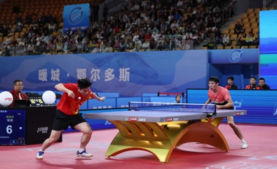 10月18日，上海隊(duì)選手樊振東（左）在單打比賽中發(fā)球。他3:2戰(zhàn)勝福建隊(duì)選手程靖淇。新華社記者 王楷焱 攝