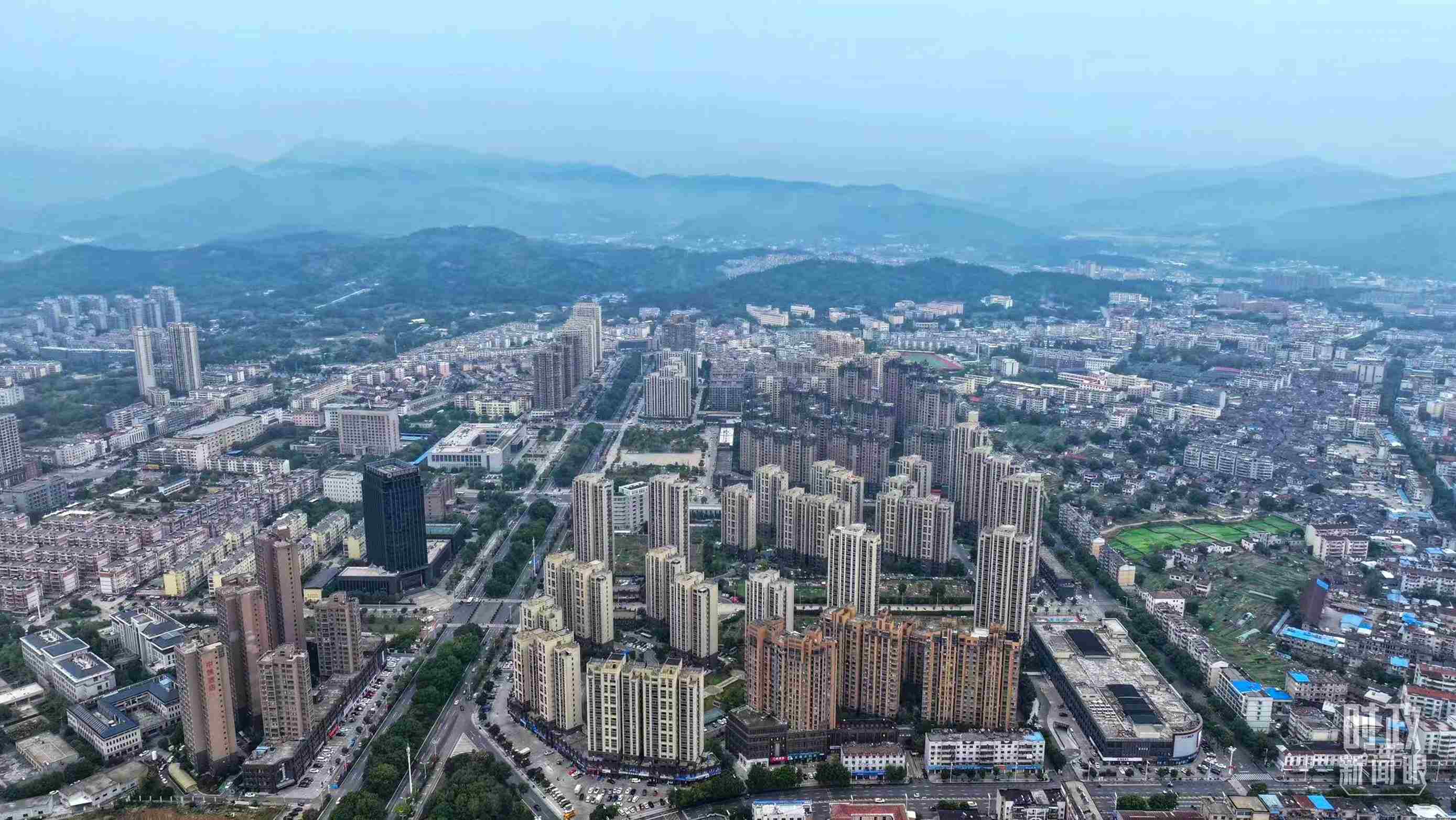 △俯瞰桐城市。（總臺記者葛啟文拍攝）