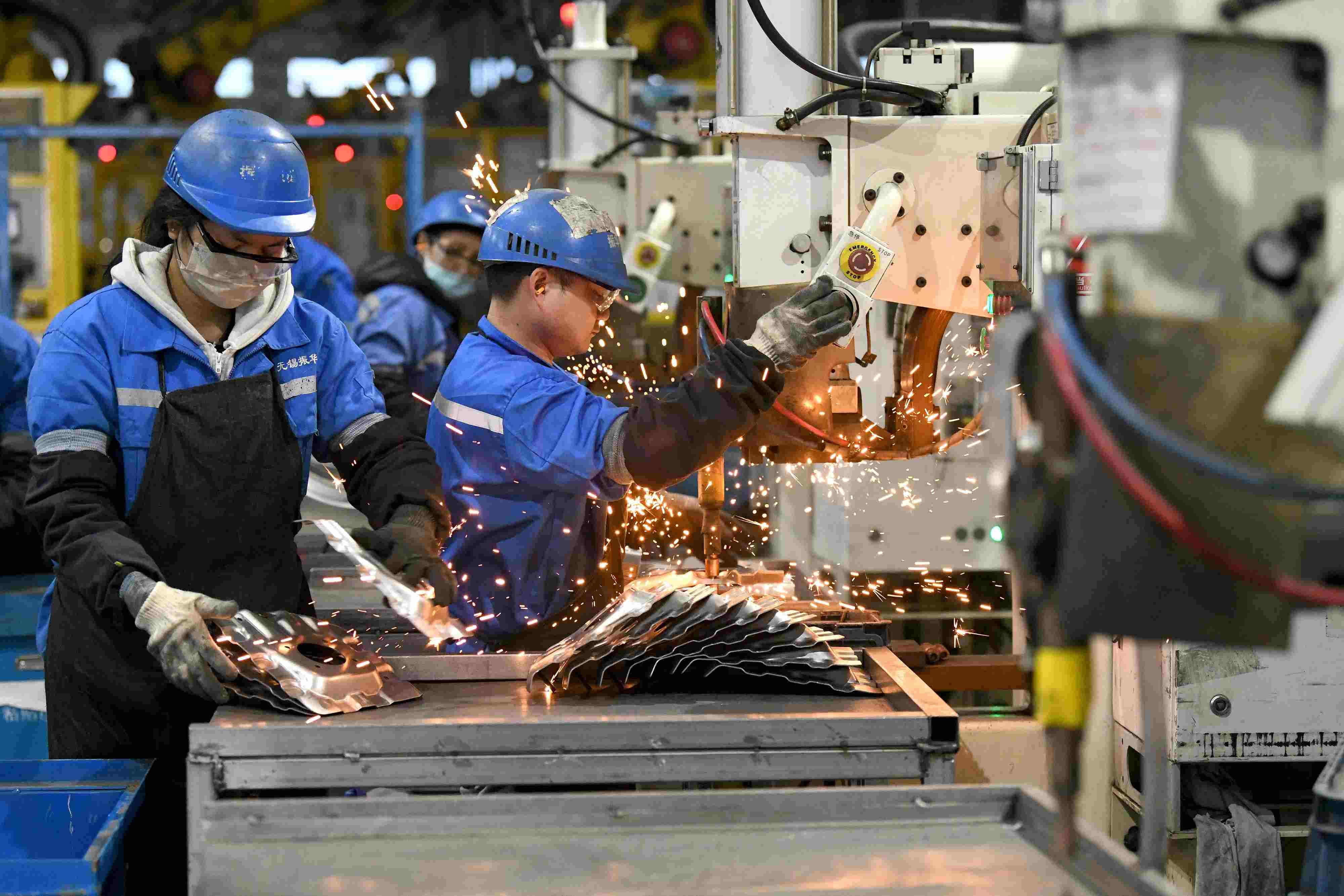 2023年2月7日，福建省寧德市蕉城區(qū)一家汽車零部件生產(chǎn)企業(yè)的生產(chǎn)線上一派繁忙景象。