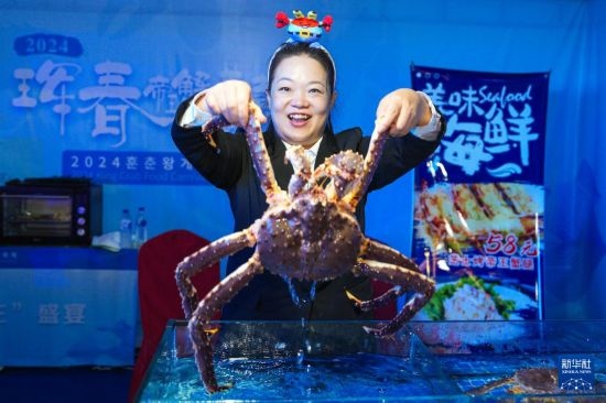 9月19日，在吉林省琿春市，商家在展示售賣的帝王蟹。新華社記者 許暢 攝