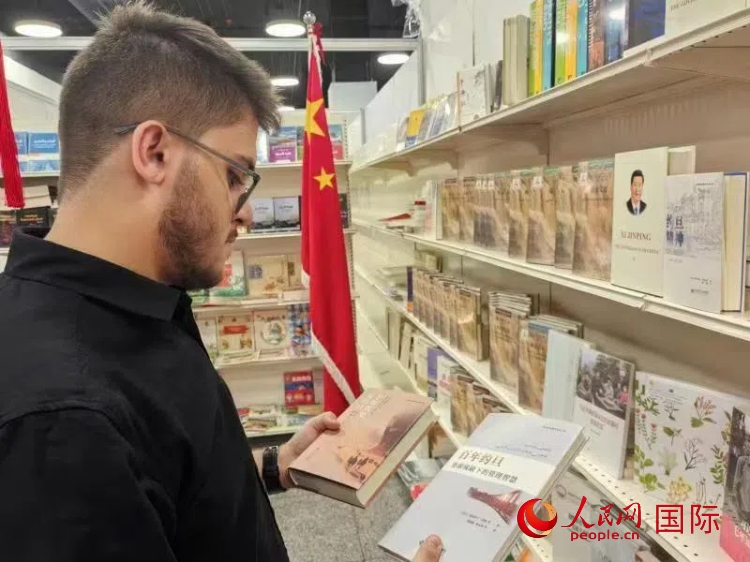 第二十三屆約旦安曼國際書展于10月10日至19日在約旦展覽中心舉行，約旦政府和民間各界人士在中國展臺翻閱圖書，熱烈交流互動，感受中華文化之美。人民網(wǎng)記者 李瀟攝