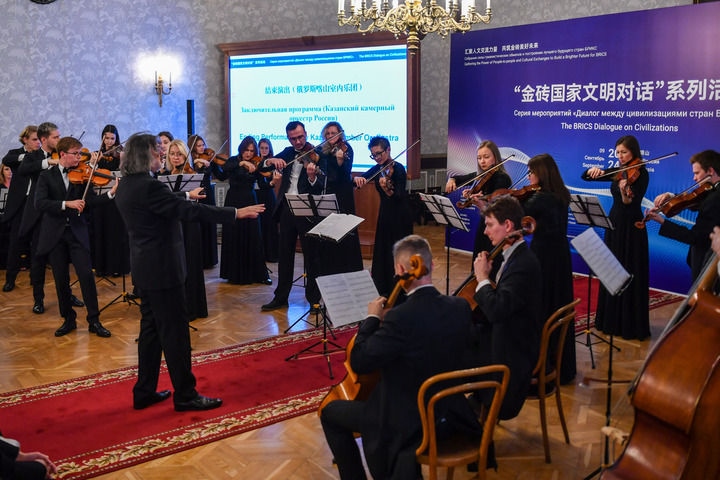 2024年9月24日，在俄羅斯喀山，俄羅斯喀山室內樂團演奏傳統(tǒng)曲目?！敖鸫u國家文明對話”系列活動24日在俄羅斯喀山舉行，來自中國、俄羅斯、巴西、印度、南非、伊朗等金磚國家的相關機構、各領域專家學者及青年代表等300多人參加。新華社記者 曹陽 攝