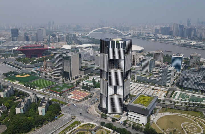 位于上海浦東新區(qū)世博園區(qū)的金磚國家新開發(fā)銀行總部大樓（2022年6月17日攝，無人機照片）。新華社記者 方喆 攝