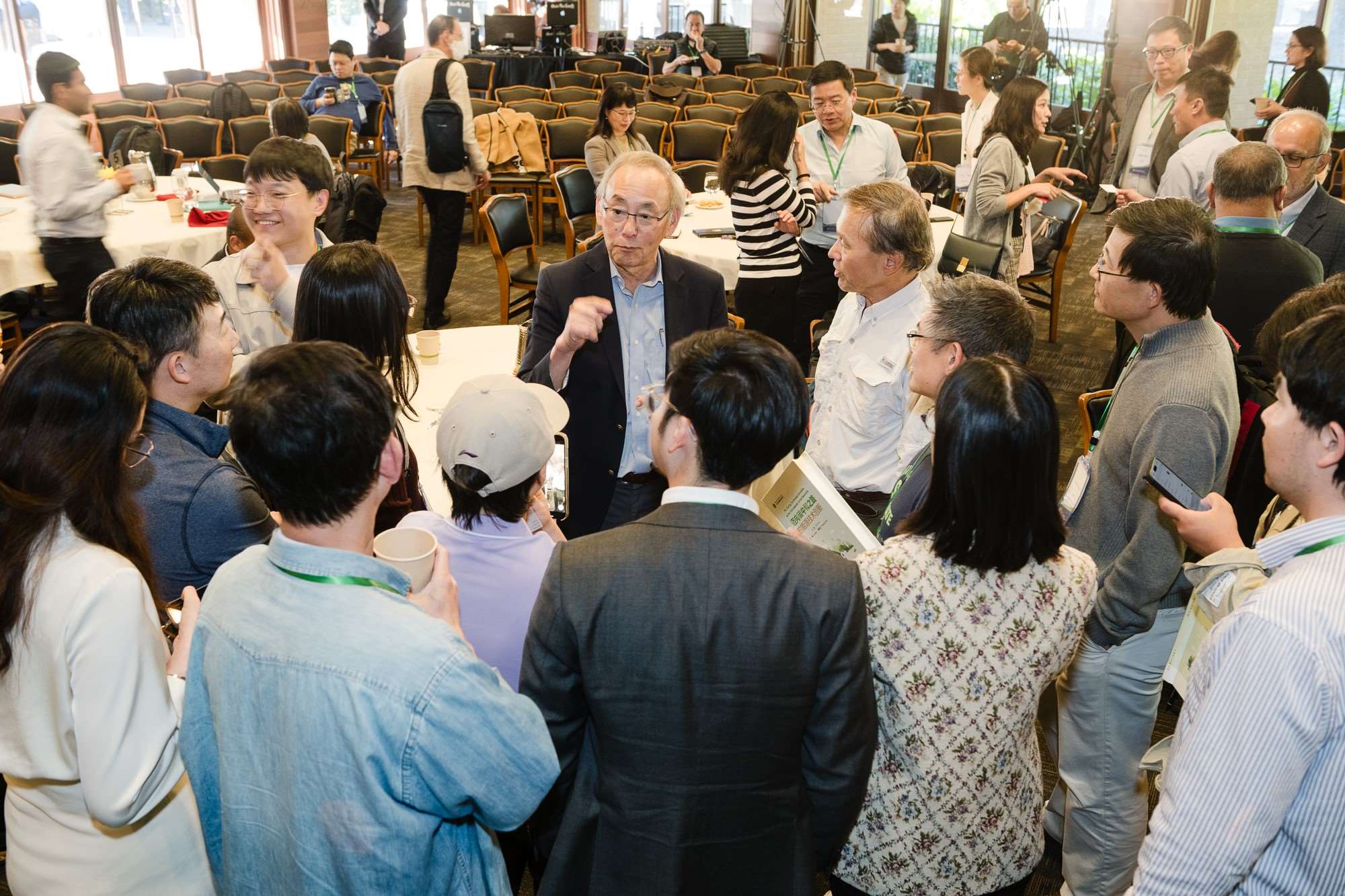 美國前能源部長、諾獎(jiǎng)得主朱棣文教授在會場與參會者交流。馮超攝
