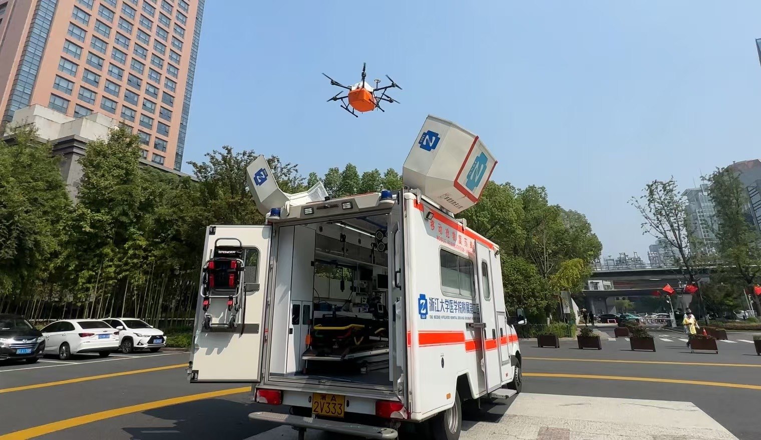 浙江大學(xué)醫(yī)學(xué)院附屬第二醫(yī)院5G急救車搭載的無(wú)人機(jī)正在起飛。人民網(wǎng)記者 申佳平攝