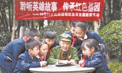 圖為89歲的抗美援朝老兵楊克美在向孩子們講述英雄故事。徐偉攝