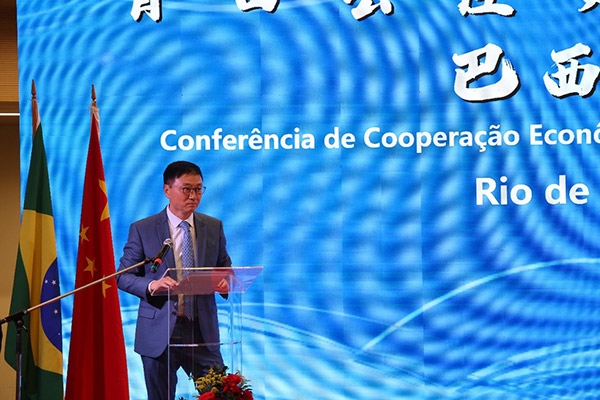 浙江省僑聯(lián)副主席兼巴西華人文化交流協(xié)會(huì)榮譽(yù)主席尹霄敏在活動(dòng)現(xiàn)場(chǎng)致辭。人民網(wǎng)記者 陳海琪攝