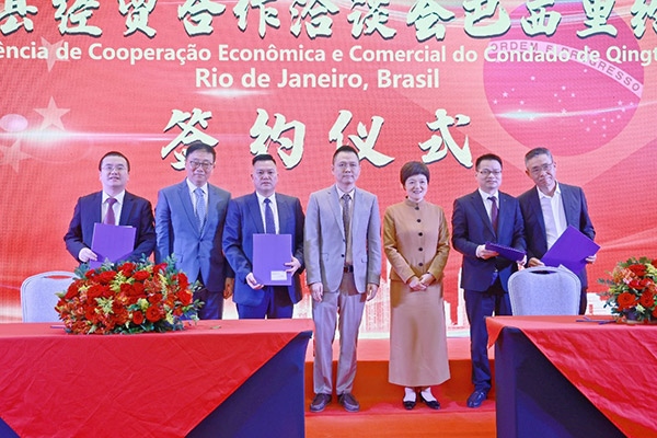企業(yè)家在活動(dòng)現(xiàn)場(chǎng)參與項(xiàng)目簽約儀式。人民網(wǎng)記者 陳海琪攝