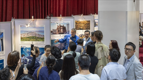 5月29日，“宇宙·金磚國(guó)家”圖片巡回展在北京舉辦，活動(dòng)現(xiàn)場(chǎng)吸引了眾多中國(guó)觀眾。北京俄羅斯文化中心供圖